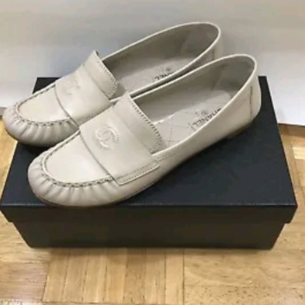 **FLAW:right shoe only**Chanel Women's Size 8.5/39.5 Cream Loafer